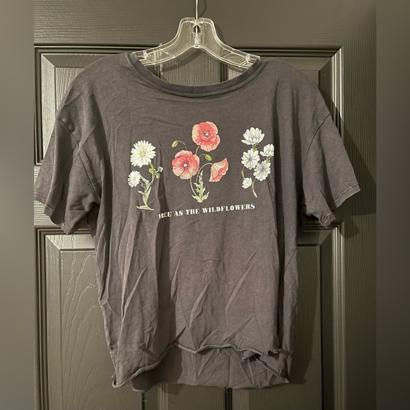 Fifth Sun Dark grey crop tee with pink flowers - Picture 2 of 4